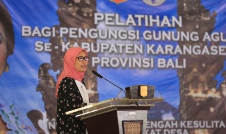 Plt. Direktorat Jenderal Pembangunan Kawasan Perdesaan (Ditjen PKP) Kemendes PDTT Harlina Sulistyorini membuka pelatihan bagi para pengungsi bencana erupsi Gunung Agung di Kecamatan Manggis, Kabupaten Karangasem, Bali, Rabu (25/7). 