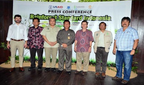 Plt. Direktur Jenderal Perlindungan Hutan dan Konservasi Alam,  Sonni Partono (tengah), Director of Mission USAID, Andrew B Sisson (ketiga darikanan) , CEO SMG, David Makes (ketiga dari kiri), Director for Center for Environment, Economy, and Society(CEES)