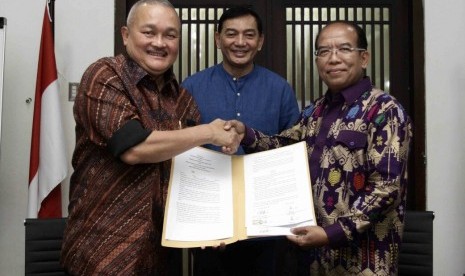 Plt Direktur LPDUK, Samsudin dan Gubernur Sumsel, Alex Noerdin saat menandatangani Perjanjian Dukungan Asian Games XVIII Tahun 2018 di Kantor INASGOC Jakarta Ahad (30/7), disaksikan langsung oleh Wakil Ketua  INASGOC, Sjafrie Sjamsoeddin.