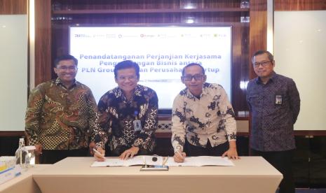 Plt Direktur Utama Haleyora Power Isral (dua dari kiri) dan perwakilan _startup_ IMAJIN Leo (dua dari kanan) menandatangani perjanjian kerja sama yang telah disepakati kedua belah pihak, di Jakarta, Selasa (21/11). Dua perusahaan tersebut kerja sama dalam menyediakan solusi _Manufacture on Demand._ Turut menyaksikan penandatanganan tersebut Direktur Perencanaan Korporat dan Pengembangan Bisnis PLN Hartanto Wibowo (kiri) dan Executive Vice President Pengembangan Bisnis Korporat dan Investasi PLN Sapto Aji Nugroho (kanan).