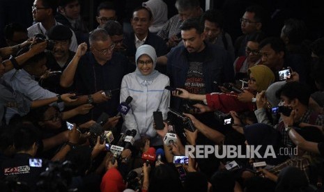 Plt Direktur Utama Perusahaan Listrik Negara (PLN) Sripeni Inten Cahyani (tengah) menyampaikan keterangan kepada wartawan usai bertemu dengan pimpinan Komisi VII DPR di Kompleks Parlemen Senayan, Jakarta, Selasa (6/8/2019).