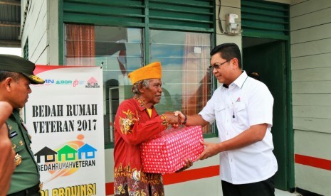 Plt Direktur Utama Semen Indonesia, Darmawan Junaidi, menyerahkan simbolik kepada salah satu penerima Program Bedah Rumah Veteran.