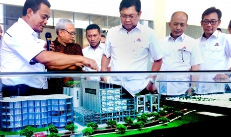 Plt Direktur Utama Semen Indonesia Darmawan Junaidi (tengah) saat peresmian gedung baru kampus UISI Gresik.