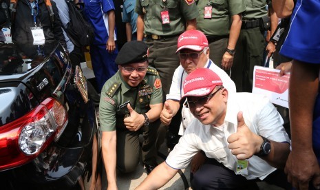 Plt. Dirut Pertamina Muhamad Husen dan Irjen TNI Letjen Syafril Mahyudin mengoperasikan SPBT Vi-Gas di Mabes TNI, Selasa (14/10).