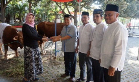 Plt Dirut Semen Indonesia Johan Samudra menyerahkan bantuan hewan kurban.