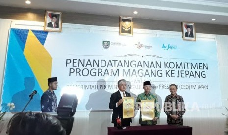 Plt Gub Bengkulu Rohidin Mersyah (ke dua dari kanan) dan Penasihat Perwakilan International Manpower Development Organization Japan (IM Jepang) Jakarta Gitetsu Nishijima menandatangani kerja sama program pemagangan ke Jepang di di Kota Bengkulu, Jumat (17/11).