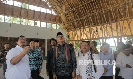 Plt Gubernur Aceh, Ir. Nova Iriansyah, MT meresmikan masjid An-Nur Aceh yang merupakan bantuan masyarakat Aceh untuk korban gempa di Desa Gondang, Kecamatan Gangga, Lombok, Nusa Tenggara Barat, Ahad (28/2019). 