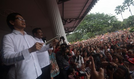 Plt Gubernur DKI Jakarta Djarot Saiful Hidayat (kedua kiri) dan musisi Addie MS (kiri) memandu untuk menyanyikan lagu Indonesia Raya dalam aksi simpatik warga di Balai Kota DKI Jakarta, Rabu (10/5). 