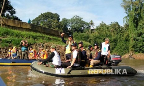 Plt Gubernur DKI Jakarta Soni Sumarsono menyusur Kali Ciliwung memperingati Hari Air Dunia XXV pada Kamis (30/3). 