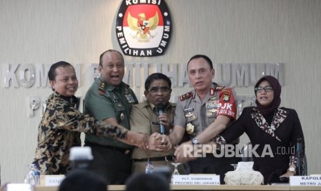  Plt Gubernur DKI Jakarta Soni Sumarsono (tengah), usai menggelar rapat jelang Pilkada DKI di Gedung KPU DKI Jakarta, Selasa (7/2).