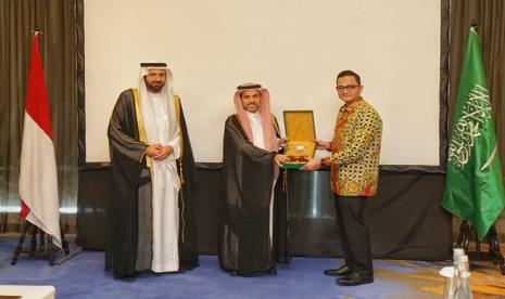 Plt Kepala Badan Pelaksana Badan Pengelola Keuangan Haji (BPKH) Fadlul Imansyah dan Jajaran Pimpinan BPKH bertemu dengan Menteri Haji dan Umrah Arab Saudi Tawfiq Al Rabiah, di Jakarta, Rabu (26/10/2022). 