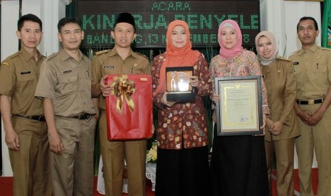 Plt Kepala Bapenda Jabar Dra Hj Nanin Hayani Adam MSi (tengah) memegang plakat penghargaan dalam ajang Tim Koordinasi Kerja Sama Daerah (TKKSD) Award tahun 2018 yang berlangsung di Aula Barat Gedung Sate, Bandung, Selasa (13/11).