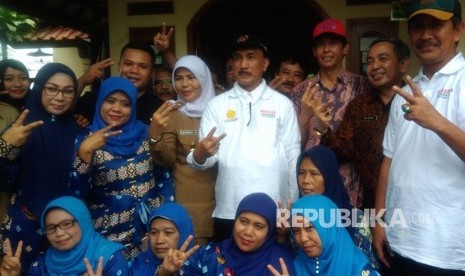 Plt kepala BKKBN Sigit Priohutomo, (kaos putih di tengah) dengan Penyuluh KB, Kader KB dan Tenaga Pendamping Desa Cikancana, Kabupaten Cianjur. 