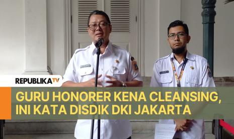 Plt Kepala Dinas Pendidikan Provinsi DKI Jakarta Budi Awaluddin melakukan konferensi pers terkait kebijakan cleansing terhadap guru honorer di Balai Kota DKI Jakarta.