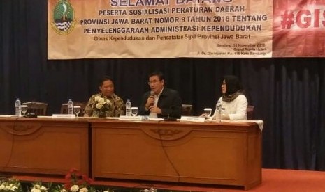 Plt Kepala Disdukcapil Jabar Hening Widiatmoko (tengah) menyampaikan sambutannya dalam sosialisasi Peraturan Daerah (Perda) Jabar nomor 9/2018 tentang Penyelenggaraan Administrasi Kependudukan di Hotel Grand Aquila, Kota Bandung, Rabu (14/11).