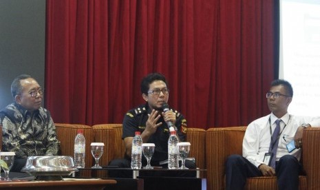 Plt. Kepala Seksi Kepatuhan Internal dan Penyuluhan Bea Cukai Donggala, Irwan Sakti Alamsyah menjelaskan fasilitas yang ada di Kawasan Ekonomi Khusus (KEK) dalam acara Forum Investasi dalam rangka memeriahkan HUT Provinsi Sulawesi Tengah ke- 55 Tahun, Selasa (9/4).