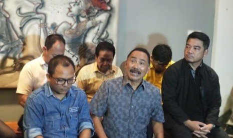 Plt Ketua DPD DKI Jakarta Rizal Mallarangeng (tengah depan) beserta seluruh jajaran pimpinan DPD Golkar tingkat II DKI Jakarta, menegaskan pencabutan dukungan untuk Bambang Soesatyo, dan menegaskan dukungan ke Airlangga Hartarto, di kediaman Rizal, Menteng, Jakarta Pusat, Ahad (30/6). 