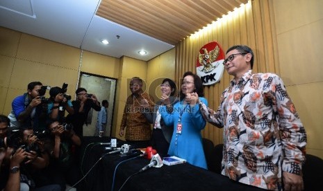 PLT Ketua KPK, Taufiequrachman Ruki , Ketua Pansel Capim KPK, Destry Damayanti, Juru Bicara Pansel KPK, Betti S Alisjahbana, dan Pimpinan KPK, Johan Budi (dari kiri ke kanan) berjabat tangan seusai memberikan keterangan pers, Selasa (9/6).(Republika/Raisan