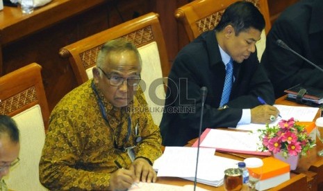 Plt Ketua KPK Taufiequrachman Ruki (kiri) dan Kepala PPATK Muhammad Yusuf (kanan) mengikuti rapat dengar pendapat bersama Komisi III di Gedung Nusantara II, Kompleks Parlemen Senayan, Jakarta Selatan, Kamis, 9 April 2015.