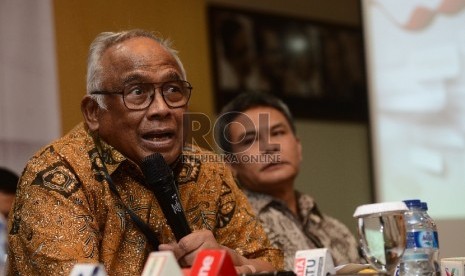 PLT Ketua KPK Taufiequrachman Ruki (kiri), PLT Ketua KPK Johan Budi (kanan) memberikan pemaparan capaian dan kinerja KPK Tahun 2015 di Gedung KPK, Jakarta, Selasa (15/12).