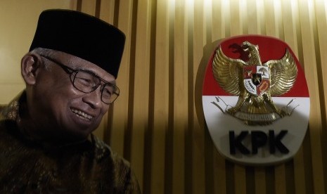 Plt Ketua KPK Taufiqurachman Ruki memberikan keterangan dalam konferensi pers di Gedung KPK, Jakarta, Selasa (23/6).