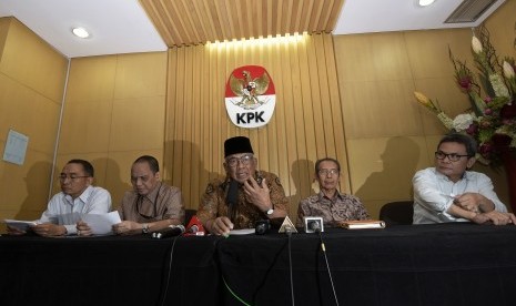 Plt Ketua KPK Taufiqurachman Ruki (tengah) didampingi empat pimpinan KPK (kiri-kanan) Adnan Pandu Pradja (kiri), Indriyanto Seno Adji, Zulkarnain dan Johan Budi memberikan keterangan dalam konferensi pers di Gedung KPK, Jakarta, Selasa (23/6).