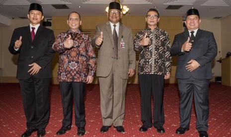 Plt Ketua KPK Taufiqurachman Ruki (tengah) didampingi Pelaksana Tugas (Plt) Wakil Ketua Johan Budi (kedua kanan), Pimpinan sementara Indriyanto Seno Adji (kedua kiri), Direktur Penyidikan baru Kombes Pol Aris Budiman (kiri) dan Kepala Biro Hukum baru Kombe