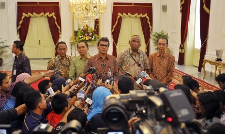 Plt.Ketua KPK Taufiqurrahman Ruki (kedua kanan), didampingi Plt. pimpinan KPK Johan (tengah), Indriyanto Senoadji (kiri), Zulkarnan (kedua kiri), Adnan Pandu Pradja (kanan) memberikan keterangan usai bertemu dengan Presiden Joko Widodo di Istana Merdeka, J