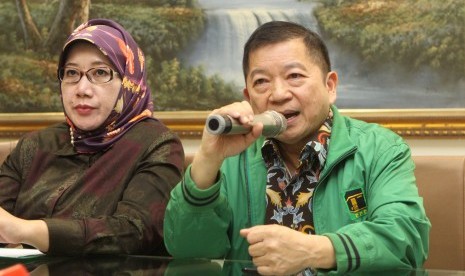 Plt Ketua Umum Partai Persatuan Pembangunan (PPP) Suharso Monoarfa (kedua kanan) didampingi Wakil Ketua Umum PPP Reni Marlinawati (tengah) memberikan keterangan pers terkait hasil rapat pengurus harian di kantor DPP PPP, Jakarta, Sabtu (16/3/2019).