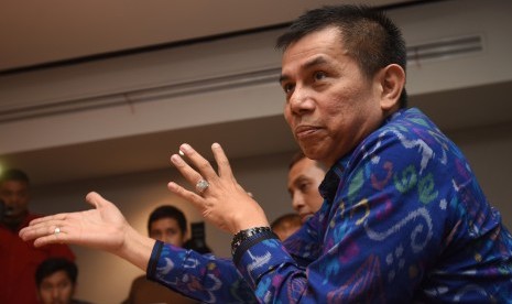 Plt Ketua Umum Persatuan Sepak bola Seluruh Indonesia (PSSI) Hinca Pandjaitan memberikan keterangan terkait pencabutan sanksi FIFA kepada PSSI di Kantor PSSI, Jakarta, Senin (16/5).