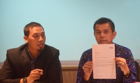 Sekjen PSSI Azwan Karim (kiri). (Antara/Wahyu Putro A)