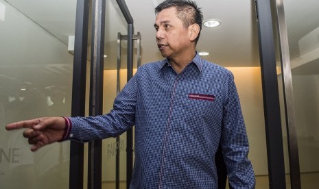 Plt Ketua Umum PSSI Hinca Pandjaitan berjalan keluar ruang seusai melakukan pertemuan tertutup dengan perwakilan FIFA dan AFC di PSSI, Jakarta, Senin (20/6). 