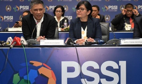 Plt Ketua Umum PSSI Iwan Budianto (kiri) didampingi Sekjen Ratu Tisha Destria (kanan) memberikan keterangan usai kongres luar biasa (KLB) PSSI di Jakarta, Sabtu (27/7/2019). 