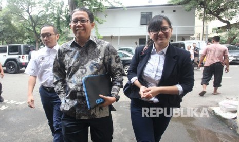 Plt Ketua Umum PSSI Joko Driyono (kiri) didampingi Sekretaris Jenderal PSSI, Ratu Tisha (kanan) menjawab pertanyaan wartawan saat akan menjalani pemeriksaan di Krimum, Polda Metro Jaya, Jakarta, Kamis (24/1/2019).