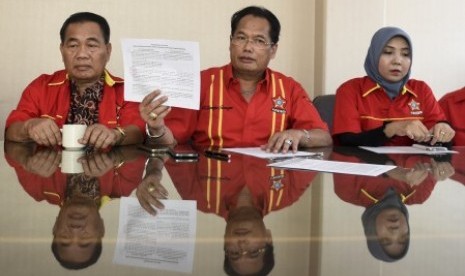 Plt Ketua Umum Sentral Organisasi Karyawan Swadiri Indonesia (Soksi) yang merupakan organisasi sayap Partai Golkar Ali Wongso Sinaga (tengah) didampingi pengurus lainnya memberikan keterangan pers terkait dualisme kepemimpinan Soksi di DPP Golkar, Jakarta, Sabtu (9/9). Soksi versi Ali Wongso mengajak pengurus Soksi versi Ade Komarudin untuk melakukan rekonsiliasi agar kemelut dualisme kepemimpinan dapat terselesaikan