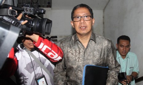 Plt Ketum PSSI Djoko Driyono: Plt Ketua Umum PSSI Joko Driyono (tengah) saat tiba di gedung Krimum sebelum menjalani pemeriksaan, Polda Metro Jaya, Jakarta, Kamis (21/2/2019).