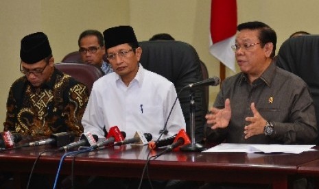 Plt Menteri Agama Agung Laksono (kanan), Wamenag Nazzaruddin Umar (tengah) dan Irjen Kemenag M Jasin berbicara saat konferensi pers terkait mundurnya Dirjen PHU di kantor Kemenag, Jakarta, Jumat (30/5). 