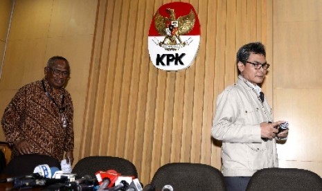 Plt Pimpinan KPK Johan Budi (kanan).