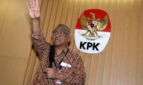 Plt Pimpinan KPK Taufiqurrahman Ruki saat konferensi pers di gedung KPK, Jakarta, Rabu (25/2).