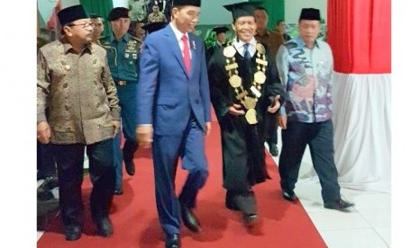 Plt Rektor UIN Malang (dua dari kanan) Prof Mudjia Rahardjo berdiskusi dengan Presiden Jokowi