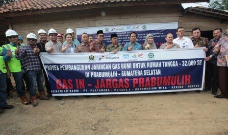 Plt Sekda Sumsel Joko Imam Sentosa meninjau langsung pemanfaatan jaringan gas kota oleh warga Prabumulih, Jumat (20/1). Usai peninjauan berfoto bersama dengan warga dan pekerja pembangunan jaringan gas kota di Prabumulih.