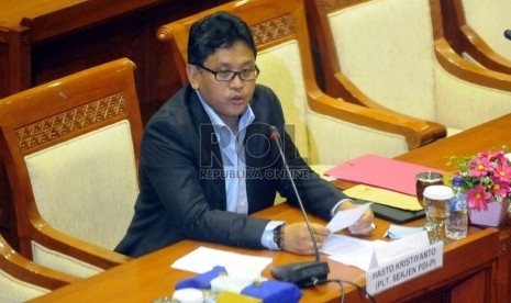 Plt Sekjen PDIP Hasto Kristiyanto memberikan penjelasannya kepada Komisi III DPR terkait pernyataannya terhadap Ketua KPK Abraham Samad di Kompleks Parlemen Snayan, Jakarta, Rabu (4/2).(Republika/Agung Supriyanto)