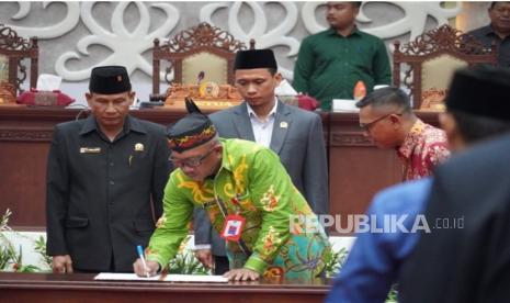 Plt. Sekretaris Daerah (Sekda) M. Katma F. Dirun mewakili Gubernur H Sugianto Sabran menandatangani berita acara Rapat Paripurna di DPRD.