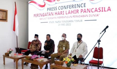 Plt Sekretaris Utama BPIP Karjono, Sekretaris Dewan Pengarah BPIP Wisnu Bawa Tanaya, Bupati Ende Djafar Achmad, dan Deputi  Bidang Hubungan Antar Lembaga, Sosialisasi, Komunikasi, dan Jaringan BPIP Prakoso saat konferensi pers Peringatan Hari Lahir Pancasila di Ende, Selasa (31/5/2022).