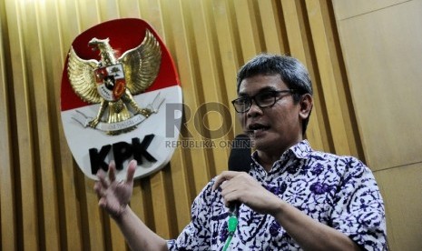 Plt Wakil Ketua Johan Budi melakukan jumpa pers terkait informasi penahanan Wakil Ketua KPK nonaktif Bambang Widjojanto oleh penyidik Bareskrim Polri di Gedung KPK, Jakarta, Kamis (23/4). (Republika/ Tahta Aidilla)