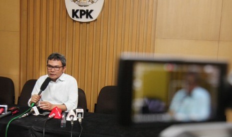 Plt Wakil Ketua Komisi Pemberantasan Korupsi (KPK) Johan Budi, memberikan penjelasan mengenai kelanjutan proses Hukum mantan Menteri Agama Suryadharma Ali (SDA), saat jumpa pers, di gedung KPK, Jakarta, Rabu (8/4).