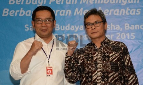  Plt. Wakil Ketua KPK Johan Budi (kanan), dan Wali Kota Bandung Ridwan Kamil menggelar konferensi pers Festival Anti Korupsi di Kantor KPK, Jakarta, Selasa (24/11). (Republika/Yasin Habibi)