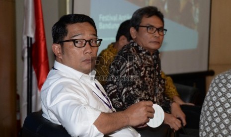 Plt. Wakil Ketua KPK Johan Budi (kanan), dan Wali Kota Bandung Ridwan Kamil menggelar konferensi pers Festival Anti Korupsi di Kantor KPK, Jakarta, Selasa (24/11).  (Republika/Yasin Habibi)