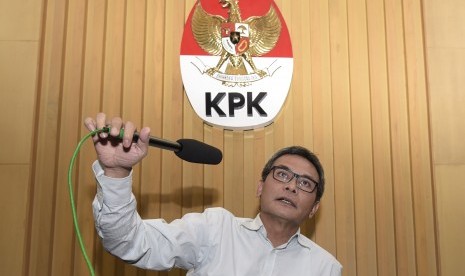 Plt Wakil Ketua KPK Johan Budi memberikan keterangan dalam konferensi pers di Gedung KPK, Jakarta, Selasa (23/6). 