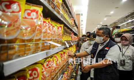 Plt Wali Kota Bandung Yana Mulyana (kiri) dan Kepala Dinas Perdagangan dan Perindustrian Kota Bandung Elly Wasliah (kanan) meninjau ketersediaan minyak goreng di sebuah supermarket di Bandung, Jawa Barat, yang saat ini kembali melimpah dengan harga pasar.